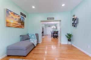 ein Wohnzimmer mit Sofa und Tisch in der Unterkunft Perfect Getaway at CWE- Entire Home with Free Parking Near Fox, Universities and More! in Saint Louis