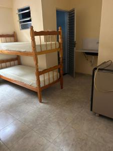 卡波布里奥RoseMarAzul Temporadas的客房设有两张双层床和电视。