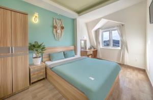 Postel nebo postele na pokoji v ubytování Vanilla Dalat Hotel