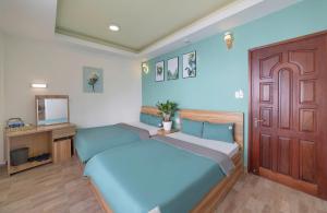 Postel nebo postele na pokoji v ubytování Vanilla Dalat Hotel