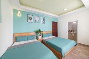 Postel nebo postele na pokoji v ubytování Vanilla Dalat Hotel