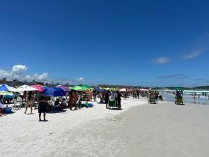 卡波布里奥RoseMarAzul Temporadas的一群人在海滩上,带遮阳伞