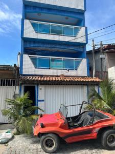 卡波布里奥RoseMarAzul Temporadas的停在大楼前的红色四轮车