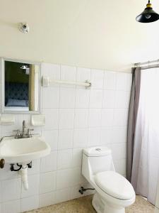 Un baño blanco con inodoro y lavabo. en Departamento 2 Recamaras, en Ciudad Valles 3 fotos más