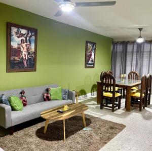 a living room with a couch and a table at Departamento 2 Recamaras in Ciudad Valles