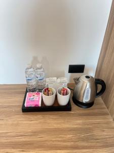 Příslušenství pro přípravu čaje a kávy v ubytování เวลโกรว์ โฮเทล - Wellgrow Hotel