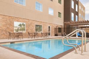 Bassein majutusasutuses Country Inn & Suites by Radisson Houston Westchase-Westheimer või selle lähedal