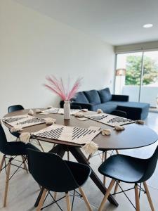 a living room with a table with chairs and a couch at Depa Nuevo Acapulco Diamante in Acapulco