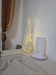 un frullatore su un tavolo con un albero di Natale in miniatura di Cozy Room Near The Center a Zagabria