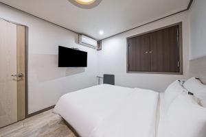 Ssum Hotel Suwon的电视和/或娱乐中心