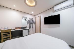 Ssum Hotel Suwon的电视和/或娱乐中心