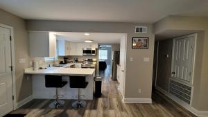 Η κουζίνα ή μικρή κουζίνα στο Lakeview New Orleans Townhome w King Bed & Game room