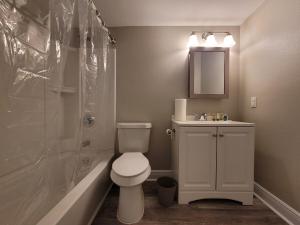 Ένα μπάνιο στο Lakeview New Orleans Townhome w King Bed & Game room +14 φωτογραφίες