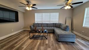 Χώρος καθιστικού στο Lakeview New Orleans Townhome w King Bed & Game room