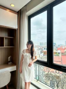 ハイフォンにあるT&T Hotel & Apartmentの白衣女