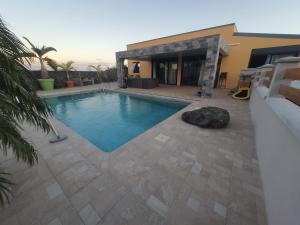 Бассейн в villa avec piscine privé vue sur mer et montagne или поблизости