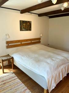Una cama o camas en una habitación de Home In Dunes By Bratten Beach