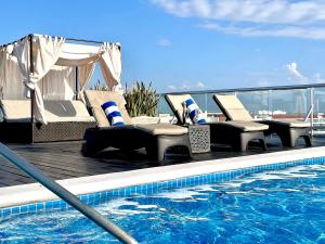 - une piscine bordée de chaises longues dans l'établissement Beachfront Penthouse With Private Pool¡¡¡, à Nuevo Vallarta