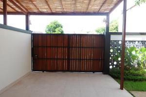 una puerta de madera en una casa en Ayunjani Villa Sanur, en Ketewel