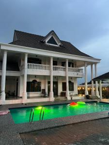 Bazén v ubytování Private TTDI Villa Pool & BBQ, Pingpong table, 6BR, Sleeps 25pax and family friendly nebo v jeho okolí