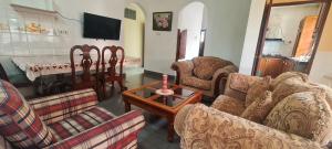 TV a/nebo společenská místnost v ubytování Private TTDI Villa Pool & BBQ, Pingpong table, 6BR, Sleeps 25pax and family friendly