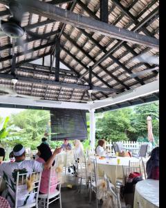 Restaurace v ubytování Private TTDI Villa Pool & BBQ, Pingpong table, 6BR, Sleeps 25pax and family friendly