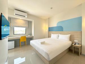 a hotel room with a bed and a desk at HOP INN Central Pattaya in Pattaya +28 photos
