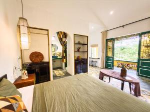 Postel nebo postele na pokoji v ubytování Làng Yên Retreat - Loc Yen Ancient Village Quang Nam