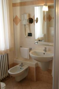bagno con lavandino e specchio di Air Hotel a Forlì