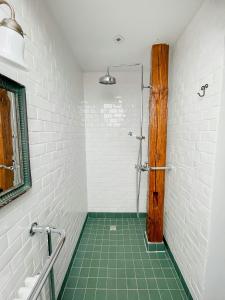 Ένα μπάνιο στο Farmhouse Comfort In The Uckermark Region