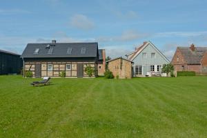 Κήπος έξω από το Farmhouse Comfort In The Uckermark Region +2 φωτογραφίες