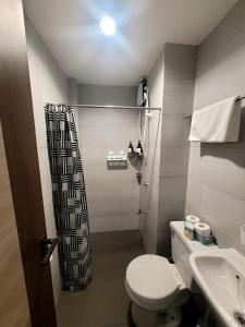 a small bathroom with a toilet and a sink at Casa Carlito in Angeles +48 photos