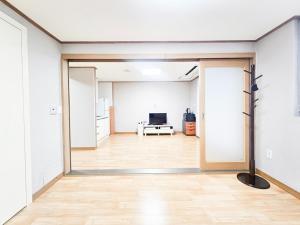 an empty room with a living room with a television at Damyang Mulgusimni Group Pension in Damyang