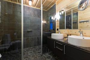Koupelna v ubytování Hotel Ylläshumina + 37 fotografií