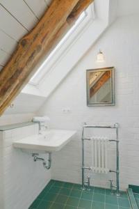 Ένα μπάνιο στο Farmhouse Comfort In The Uckermark Region