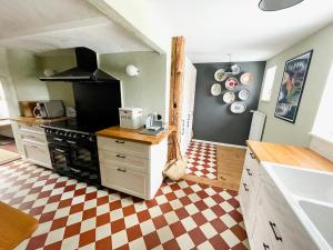 Η κουζίνα ή μικρή κουζίνα στο Farmhouse Comfort In The Uckermark Region