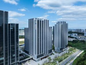 un gruppo di edifici alti in una città di Atour Light Hotel Shenzhen Guanlan Sany Cloud a Shenzhen