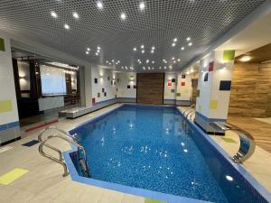 a large swimming pool in a hotel room at Гостиница "Сапсан" in Pavlodar