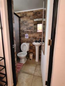 un bagno con un water e un lavandino di Hostal el hermanito a San Pedro de Atacama