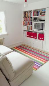 Afbeelding uit fotogalerij van Charmig Villa Från 1918 Med Solig Altan in Stockholm