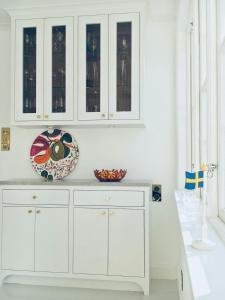 Afbeelding uit fotogalerij van Charmig Villa Från 1918 Med Solig Altan in Stockholm