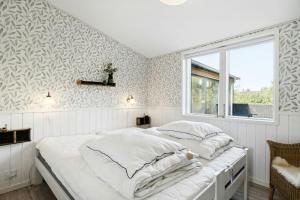 une chambre avec deux lits et une fenêtre dans l'établissement Classic Seaside Hotel Feel In Ringkøbing Fjord, à Hemmet