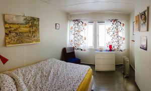 Un dormitorio pequeño con una cama y una ventana. en Arctic Family Adventure In Tunstad, Nordnorway, en Myre