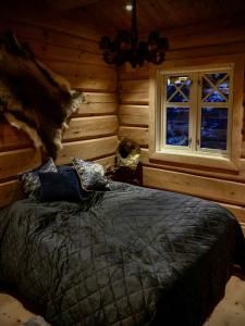 Ένα ή περισσότερα κρεβάτια σε δωμάτιο στο Rustic Log Cabin At The Foot Of Hardangervidda