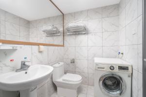 Guangzhou Youke Serviced Apartment1min to Line5 Taojin STN-Free shuttle bus during the Canton Fair的一间浴室
