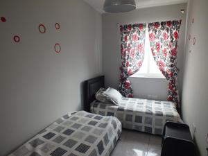 Penthouse next to the beach في مارساسكالا: غرفة نوم بها سريرين ونافذة