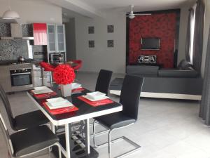 Penthouse next to the beach في مارساسكالا: مطبخ وغرفة معيشة مع طاولة وكراسي