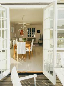 Afbeelding uit fotogalerij van Charmig Villa Från 1918 Med Solig Altan in Stockholm