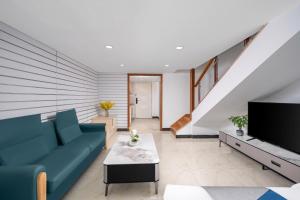 Guangzhou Youke Serviced Apartment1min to Line5 Taojin STN-Free shuttle bus during the Canton Fair的电视和/或娱乐中心