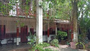 Um jardim no exterior de Prasanna Hotel and Rest